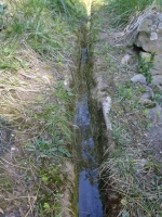 Imatge de la sèquia que porta l’aigua a la masia.