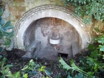 24.12.2014. Imatge del porxo de la font i de l’entrada a la cisterna.