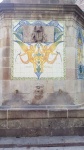 Imatge de la paret frontal decorada amb un plafó ceràmic.