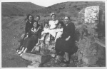 Any 1949.- Foto d'àlbum familiar a la font de la Pineda. Cedida per Montse B., una de les nenes assegudes a la font.