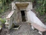 15.10.2011.- Imatge de la pica, del banc i de l’entrada a la mina.