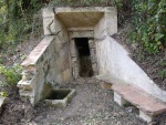 15.10.2011.- Imatge de la pica, del banc i de l’entrada a la mina. 15.10.2011.- Imatge de la pica, del banc i de l’entrada a la mina.