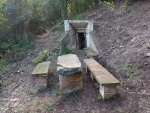04.11.2017.- Imatge general de la font amb la taula de pedra i els dos bancs al costat. 04.11.2017.- Imatge general de la font amb la taula de pedra i els dos bancs al costat.