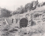 Imatge de 1967 de l’entrada a la font.