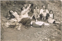 1943.- Berenar de família a la Font de la Salamandra - (Foto cedida per Roser Giner)