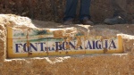 02.08.2019. Imatge de la part del mosaic que en resta amb el nom de la font.