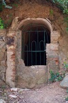 Imatge de l’entrada de la mina abans de tapiar la porta. Cedida per Jesús M.
