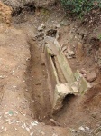 05.03.2022. Restes del banc una vegada netejada la base per buscar la font. 05.03.2022. Restes del banc una vegada netejada la base per buscar la font.