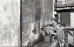 1943. Nens a la font (Arxiu de la família Vidal i Barraquer) ANC. Maite Herrada Hernandez.