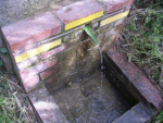 Imatge de la bassa i el tub.