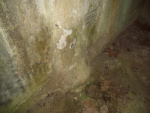 15.02.2014. Imatge interior de la caseta de la zona del tub, que està trencat.