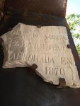 5. 04.09.2026. Placa de pedra original amb la inscripció “Deu d’aigua particular aflorada en 1870”.