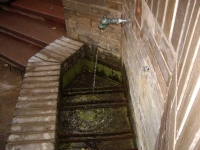 Imatge de la bassa i el tub.