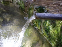 Imatge del tub que raja aigua abundant.