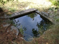 Imatge del dipòsit situat uns metres més avall de la font.