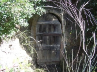 Imatge de la porta d’accés a la mina.