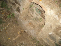 Imatge del tub i de la part on hi havia l’estàtua.
