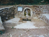 Imatge de la font desprès de la seva reconstrucció. Foto de l'Arxiu Històric de Roquetes- Nou Barris (Autor, Miquel Tormos)