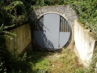 14.08.2010.- Imatge de la porta del túnel que comunica amb la font.